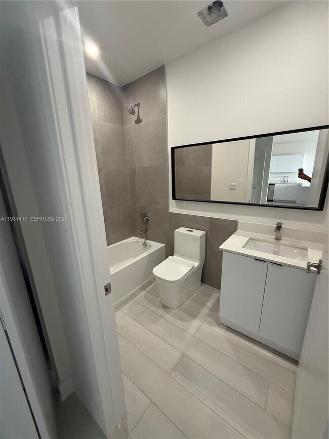 Foto del edificio - 1091 E 17th St