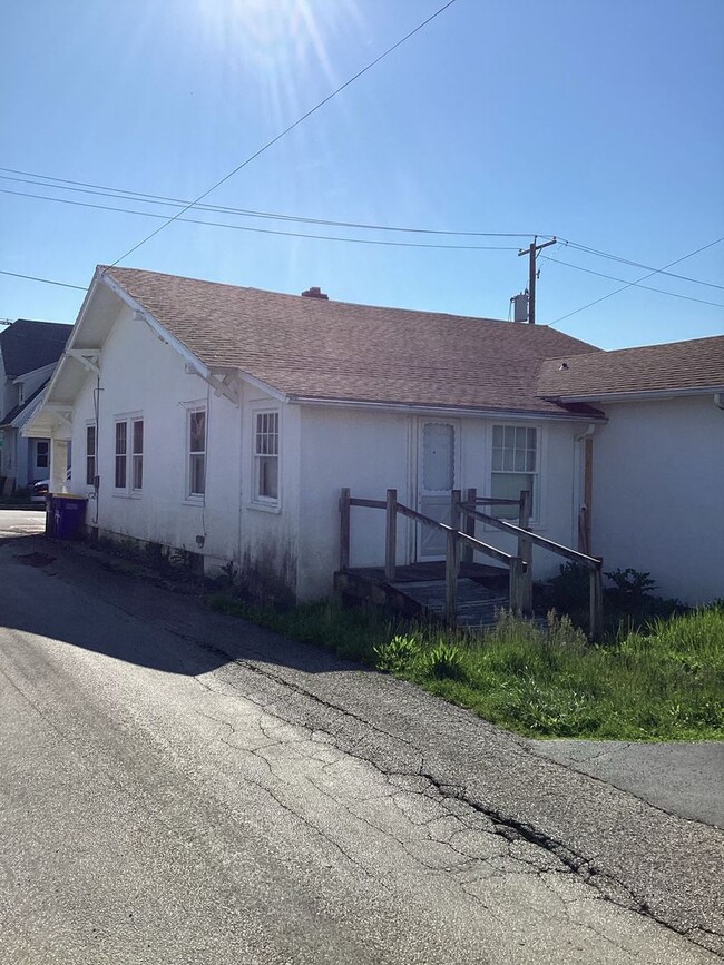 Building Photo - 24 N Diamond St