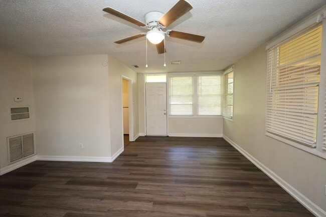 Building Photo - 902 Ridgewood Dr