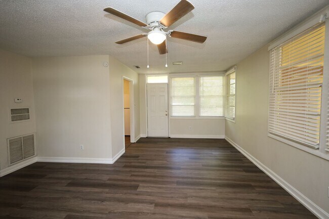 Foto del edificio - 902 Ridgewood Dr
