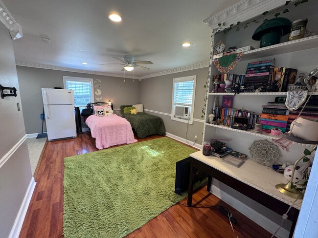 Building Photo - 1BR/1BA With Garage For Rent