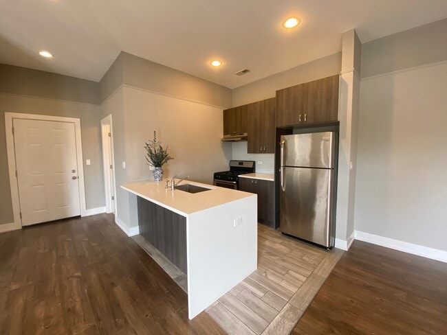 Foto del edificio - 5911 N Northwest Hwy