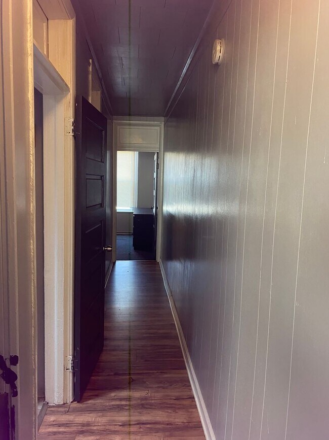 Foto del edificio - Spacious Home Available for Rent! Finished Basement! W/D! Front Porch! Available Now!