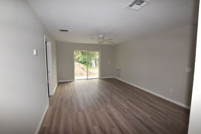 Building Photo - 2 Bedroom, 2 Bath Duplex For Rent at 925 E...