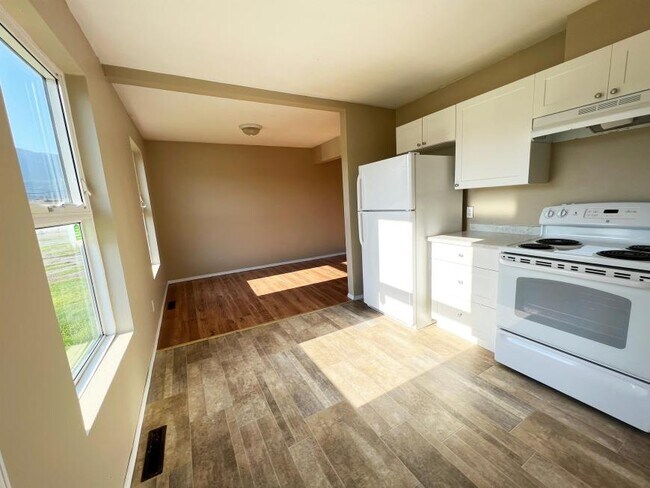 Building Photo - 3 bedroom in Kitimat BC V8C 1W2
