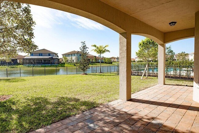 Foto del edificio - 8630 Lakeside Bnd