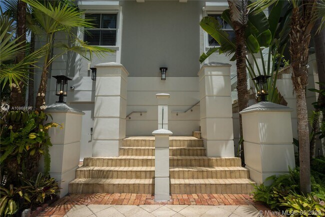Building Photo - 2485 S Bayshore Dr