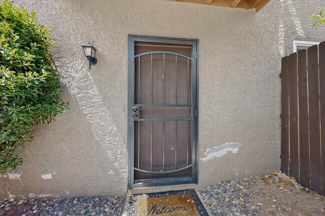 Foto del edificio - NE Affordable 2/BD 1/BA 1/CG 2nd Story NE Condo