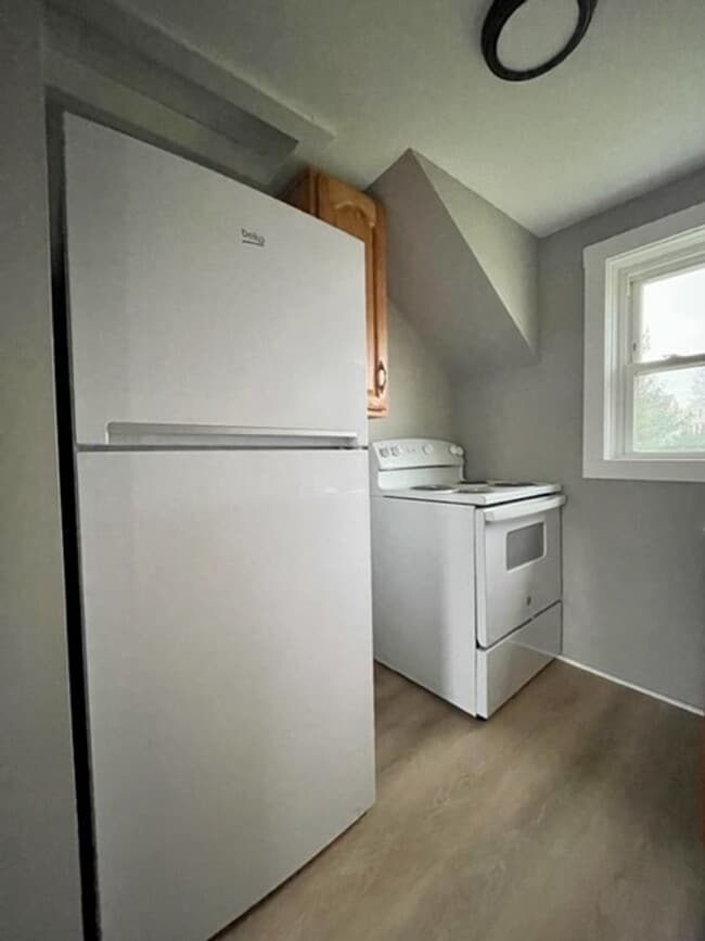 Building Photo - CUTE + COZY 1 Bedroom Duplex Available!