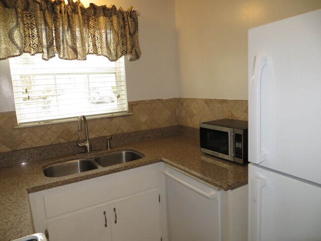 Foto del edificio - 4212 Lake Underhill Rd