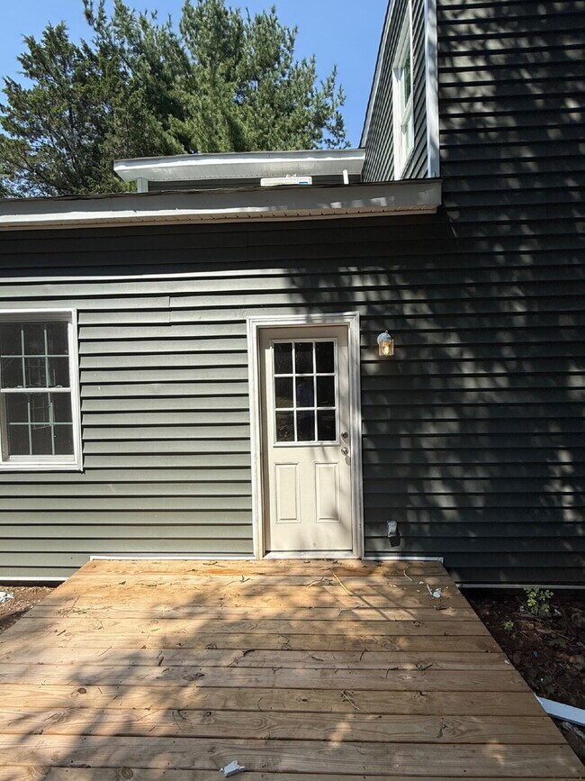 Building Photo - Completely updated home minutes from downt...