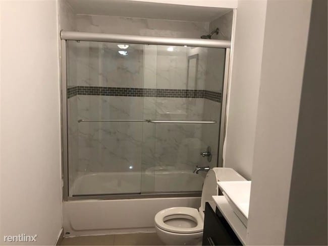 Building Photo - 3 br, 2 bath  - 4131 Stirling Rd Apt 104B