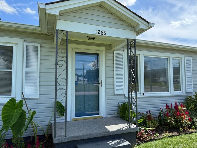 Building Photo - Charming 1950s 3 bed /2 bath Bungalow on S...