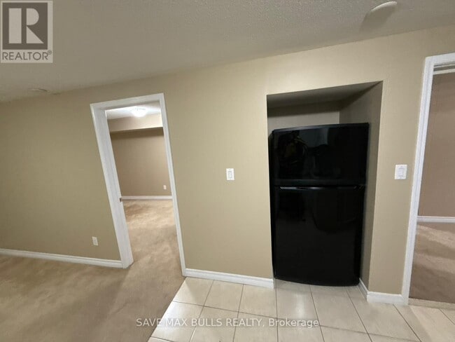 Building Photo - 652 Lott Crescent
