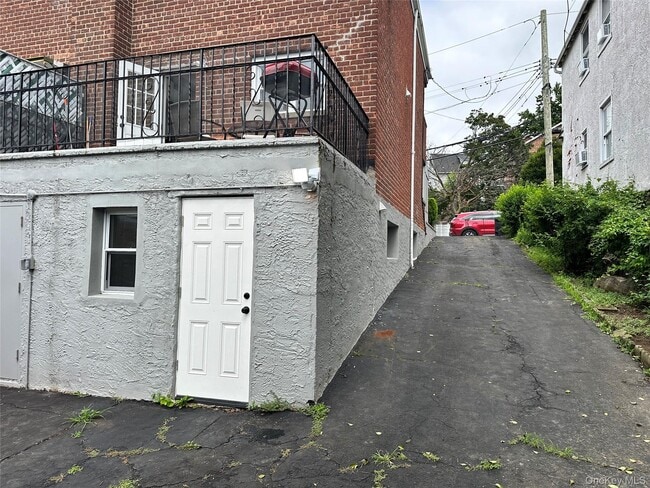 Building Photo - 216 1st St