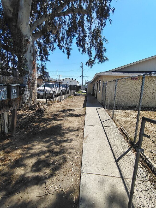 Foto del edificio - 2 Bed / 1 Bath – Gated Unit with Private Patio | Bakersfield