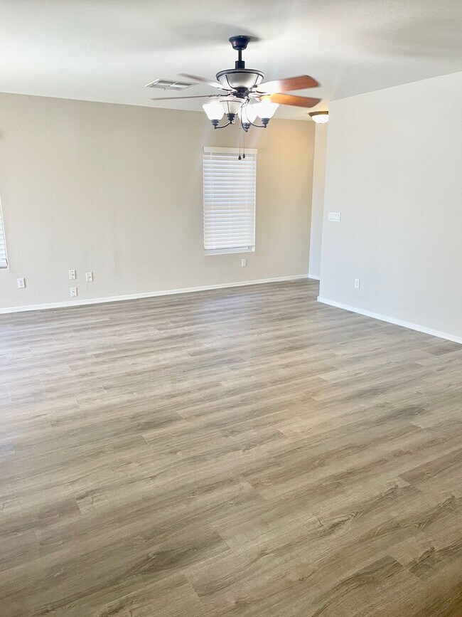 Foto del edificio - Beautiful 3 Bedroom Single Level Home In B...