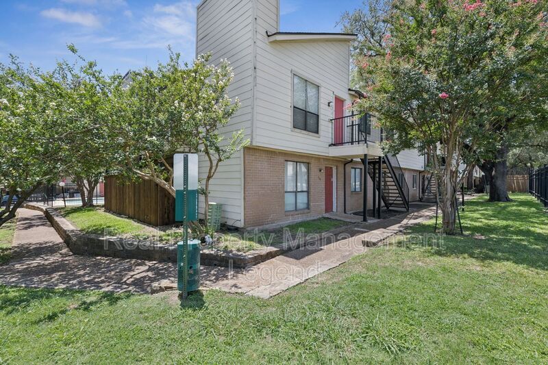 Foto principal - 6646 E Lovers Ln