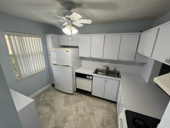 Building Photo - 208 Lake Constance Dr