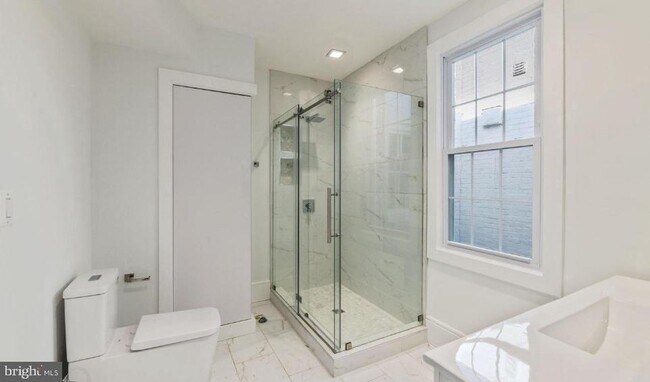 Foto del edificio - 1664 Avon Pl NW