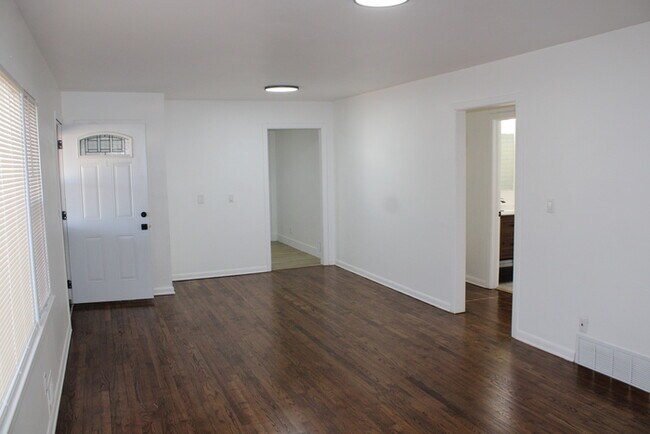 Foto del edificio - Cozy 2-bedroom, 1-bath home with vanity located in Independence, MO