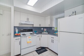 2BR, 2BA - 1,000SF - Hawaiian Palms