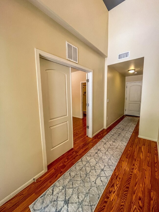 Building Photo - 3 Story townhome