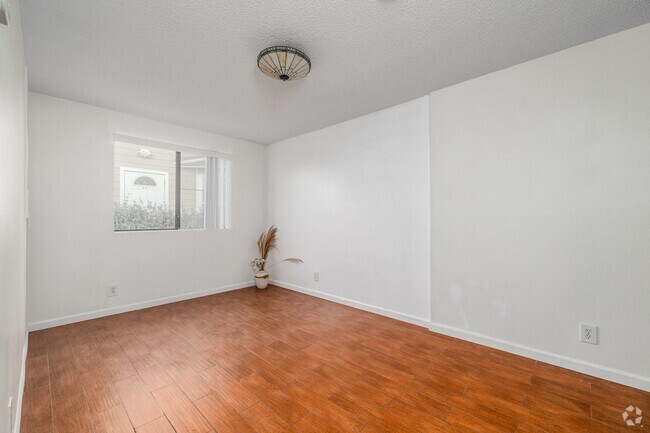 1 habitación, 1 baño - 750 pies cuadrados - Dormitorio - 1943 Vista Del Mar Ave