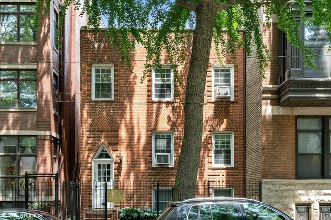 Building Photo - 322 W Evergreen Ave