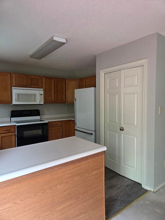 Cocina - 2120 S Azalea Ln