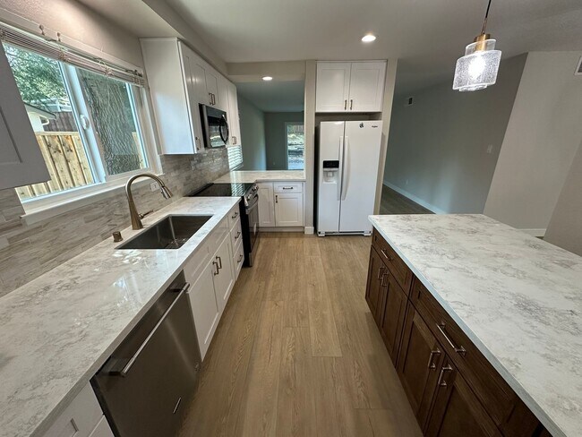 Building Photo - 3 Bed 2 Bath Single Family Home In Danvill...