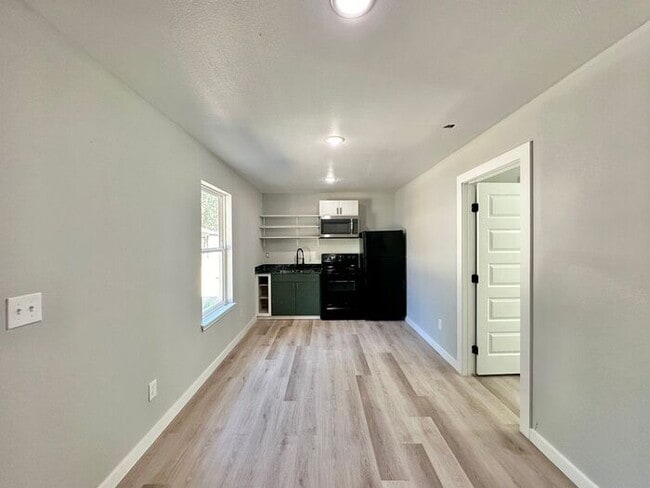 Building Photo - AVAILABLE! Stylish 1-bedroom, 1-bath town ...