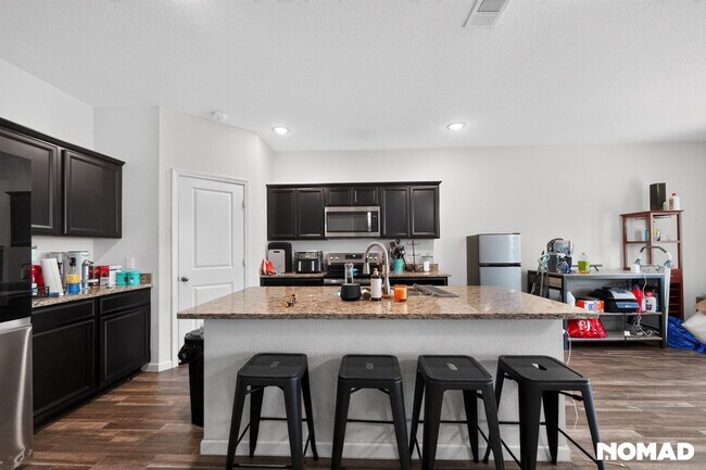 Foto del edificio - 318 Dove Creek Ln