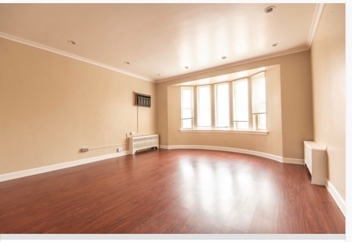 Bright and Specious Living room - 6654 W Devon Ave