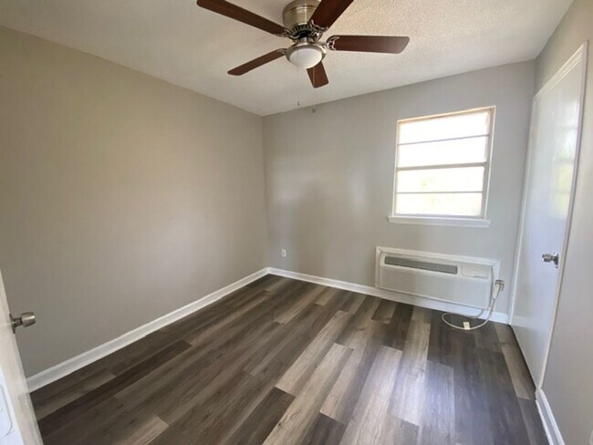 Building Photo - 1 Bed 1 Bath Apartment with Water and Tras...