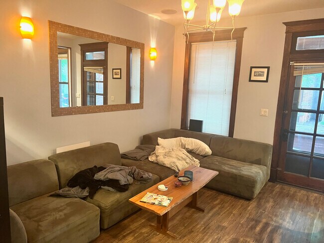 Foto del edificio - 2120 W Warner Ave