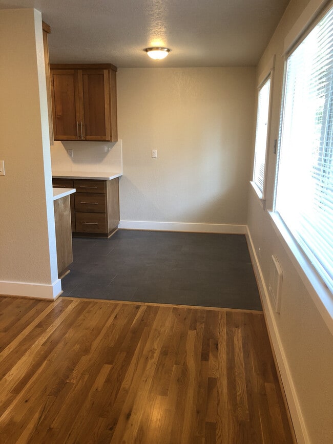 Building Photo - New 2bd Hardwoods, W/D, Quartz, Tiled, Bik...