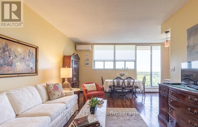 Photo du bâtiment - 6400-6400 Huggins St