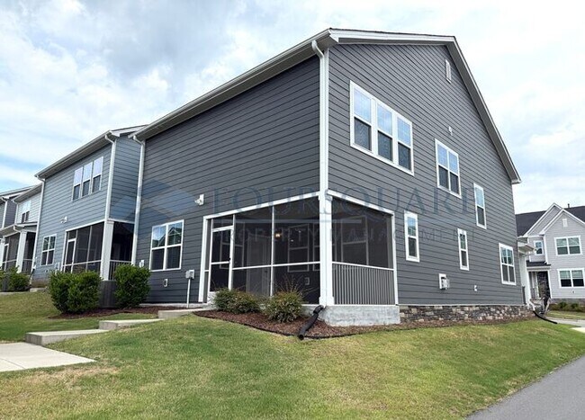 Foto del edificio - Spacious Corner-Lot Home with Guest Suite, Screened Porch & Detached 2-Car Garage – Resort-Style ...