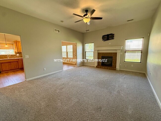 Foto del edificio - Beautiful 3 Bed, 2 Bath Ranch Home with Fireplace & Fenced Yard in Grandview!