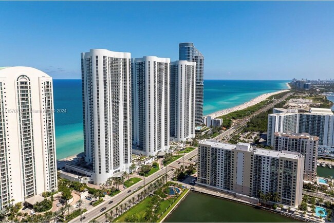 Foto del edificio - 15811 Collins Ave