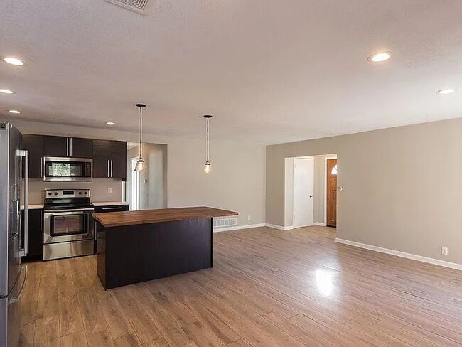 Foto del edificio - "Charming 3-Bed, 2-Bath Retreat with 1,690 Sq Ft of Comfort in Kansas City!"