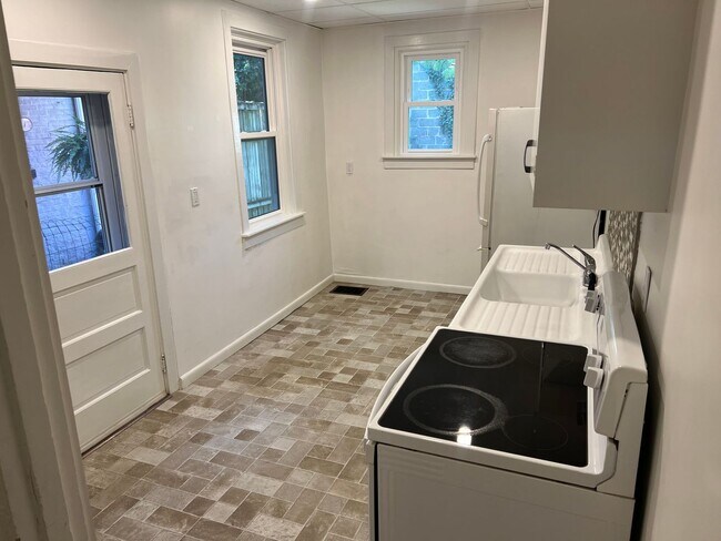 Foto del edificio - Charming 2 Bedroom Townhome with BONUS ROOM - in Prime Lancaster City Location!