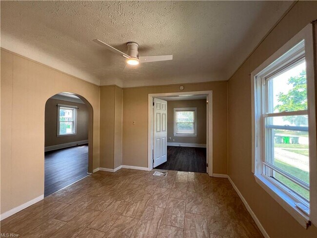 Foto del edificio - Inviting 3-Bedroom Rental with Natural Light & Charm