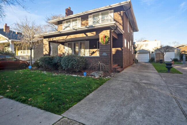Building Photo - 916 Brandon Ave