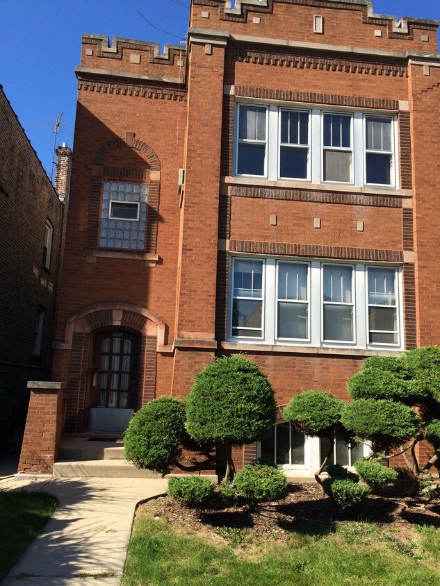 Foto principal - 1830 Clarence Ave