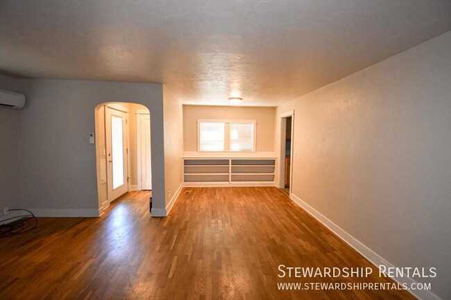 Building Photo - 5 Bd Close to Campus!