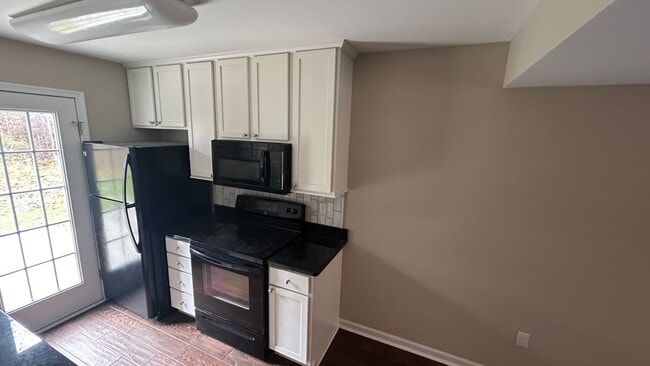 Building Photo - 3 Bedroom Townhouse in Tavern Grove
