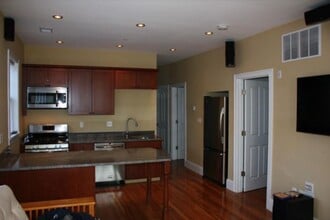 Building Photo - 146 Hillside St