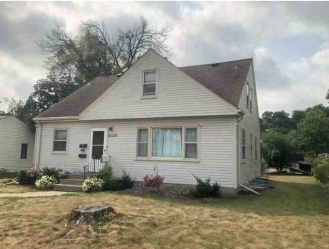 Front of property - 728 Rose Ave E
